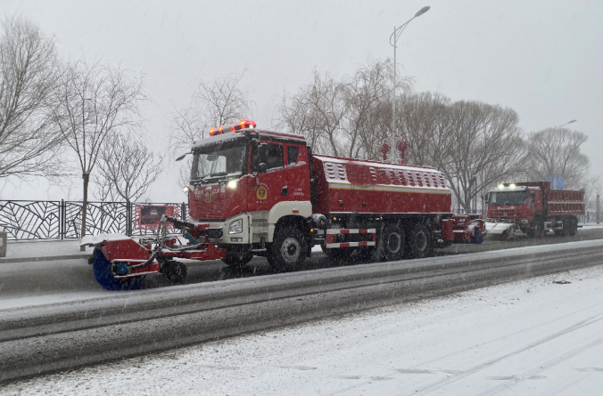 盈峰环境除冰雪装备全力投入破冰作业，助力北京道路交通安全